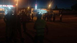 ПРЕВОЗНИЦИ ОСТАЈУ НА ПУТЕВИМА: Блокаде се настављају, камиони и даље на цестама (ФОТО)