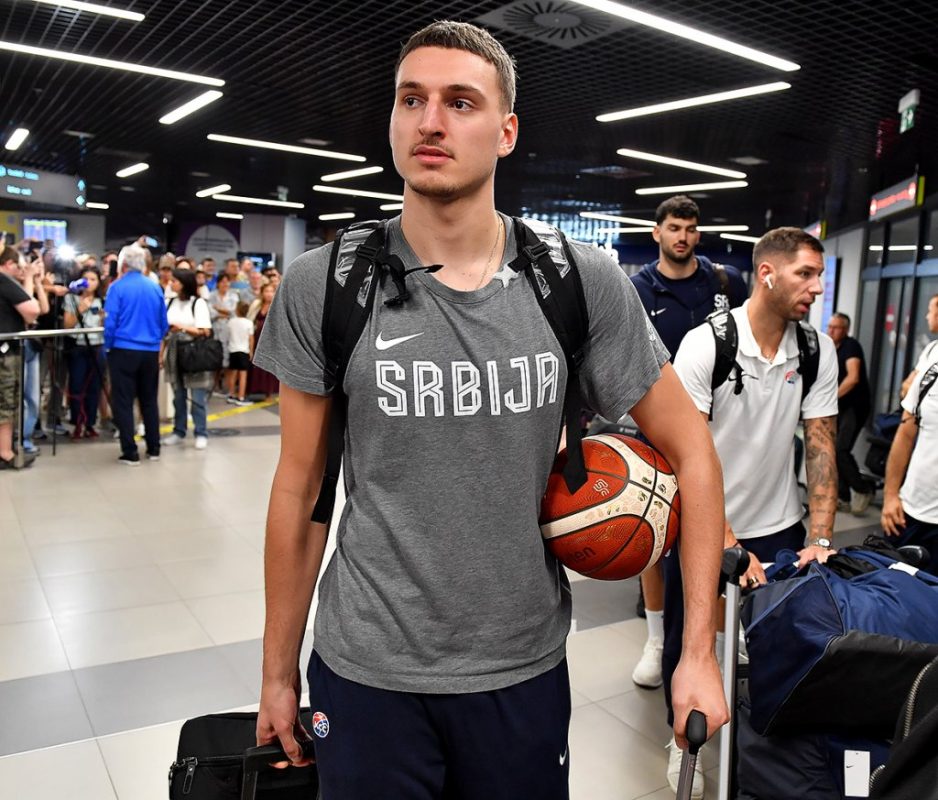 НАКОН БОЛНОГ ПОРАЗА У РИГИ: Кошаркаши Србије допутовали у Београд (ФОТО)