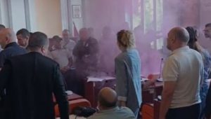 AKTIVIRALI DIMNU BOMBU, PRSKAJU BIBER SPREJ: Opozicija pravi haos u Skupštini grada Zaječara (VIDEO)
