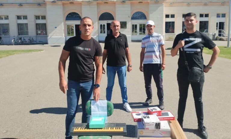 BOLJE DONIRANI SINTISAJZER, NEGO KLAVIR OD POLA MILIONA: Grupa građana iz Bijeljine donirala gradonačelnik neobičan poklon