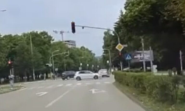 BAHATA I OPASNA VOŽNJA U BANJALUCI: Prošao kroz crveno, pa jurio pored škole (VIDEO)