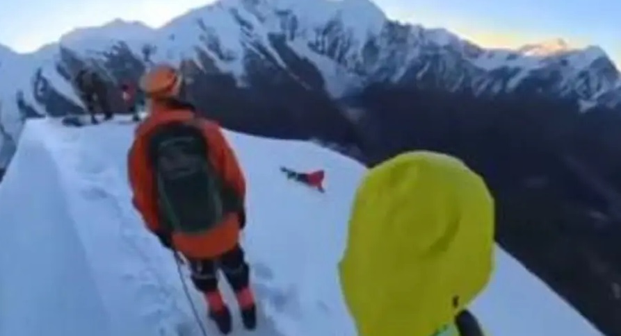 HTIO DA SE FOTOGRAFIŠE, PA UMRO: Jeziv snimak pogibije planinara kruži mrežama