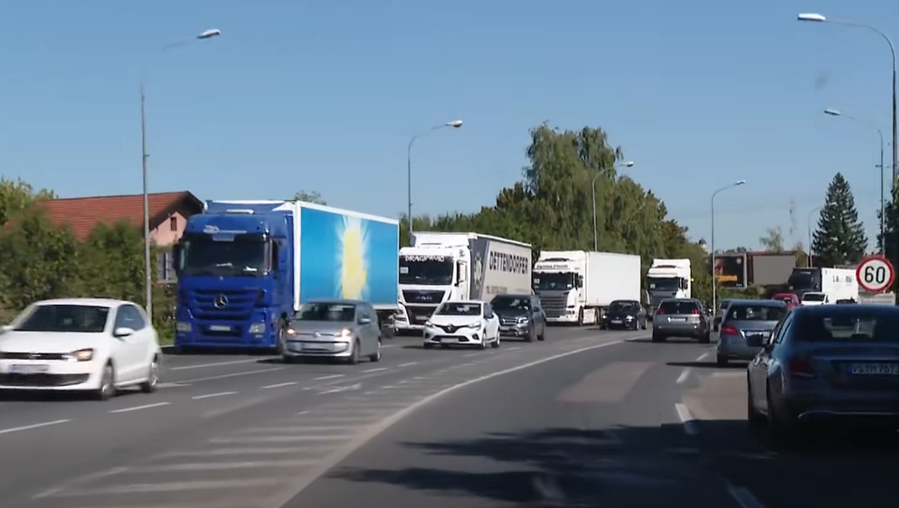 KAMIONI I DANAS STOJE NA PUTEVIMA: Prevoznici nastavljaju blokade širom BiH