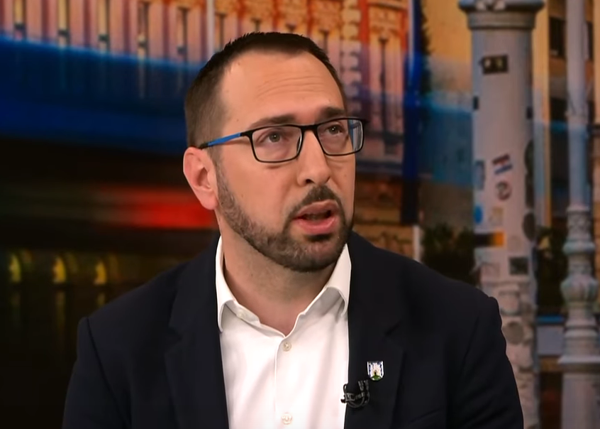 PJEVAJU MU TOMPSONOVE PJESME POD PROZOROM: Desničari od jutros pred stanom gradonačelnika Zagreba