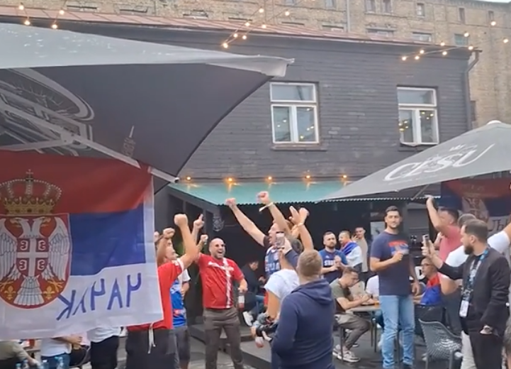 ORI SE „ĐURĐEVDAN“ U RIGI: Srpski navijači napravili sjajnu atmosferu pred utakmicu sa Turskom