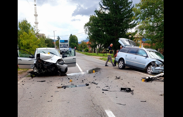POVRIJEĐENO PET OSOBA: Stravična saobraćajka kod Kotor Varoša, dijelovi automobila rasuti po putu (FOTO)