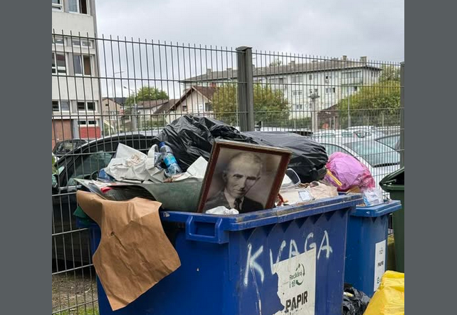 RUŽNA SLIKA U PRIJEDORU: Tesla završio u kontejneru (FOTO)