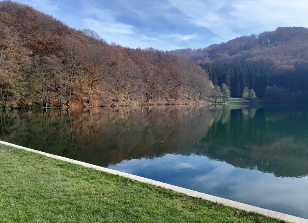 ČUVA TRADICIJU KOSIDBE I BROJNE LEGENDE: Pogledajte kako izgleda bajkovito jezero Balkana kod Mrkonjić Grada (FOTO)