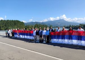 ДРИНА ЈЕ КИЧМА СРПСКОГ НАРОДА: Спајање застава општине Братунац и Љубовија