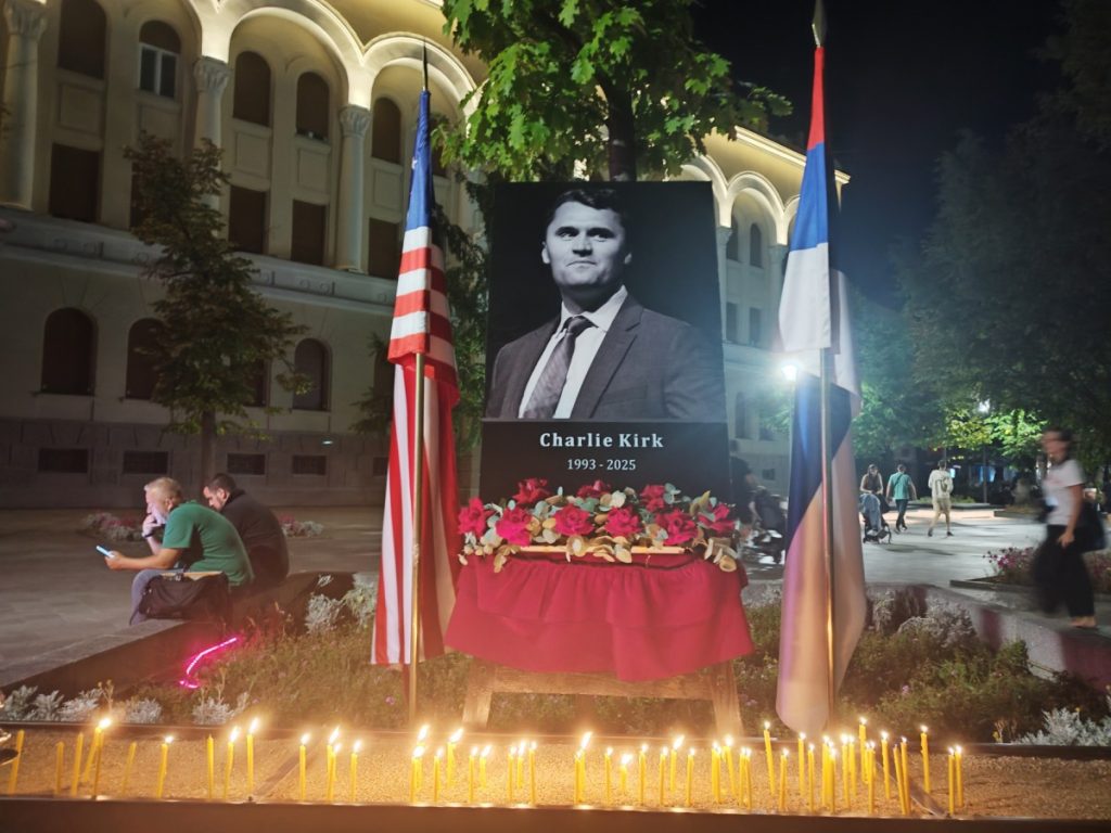 БАЊАЛУКА ПАЛИЛА СВИЈЕЋЕ У ЧАСТ УБИЈЕНОГ ЧАРЛИЈА КИРКА: Додик – Био је искрени пријатељ српског народа, дијелимо бол са његовом породицом