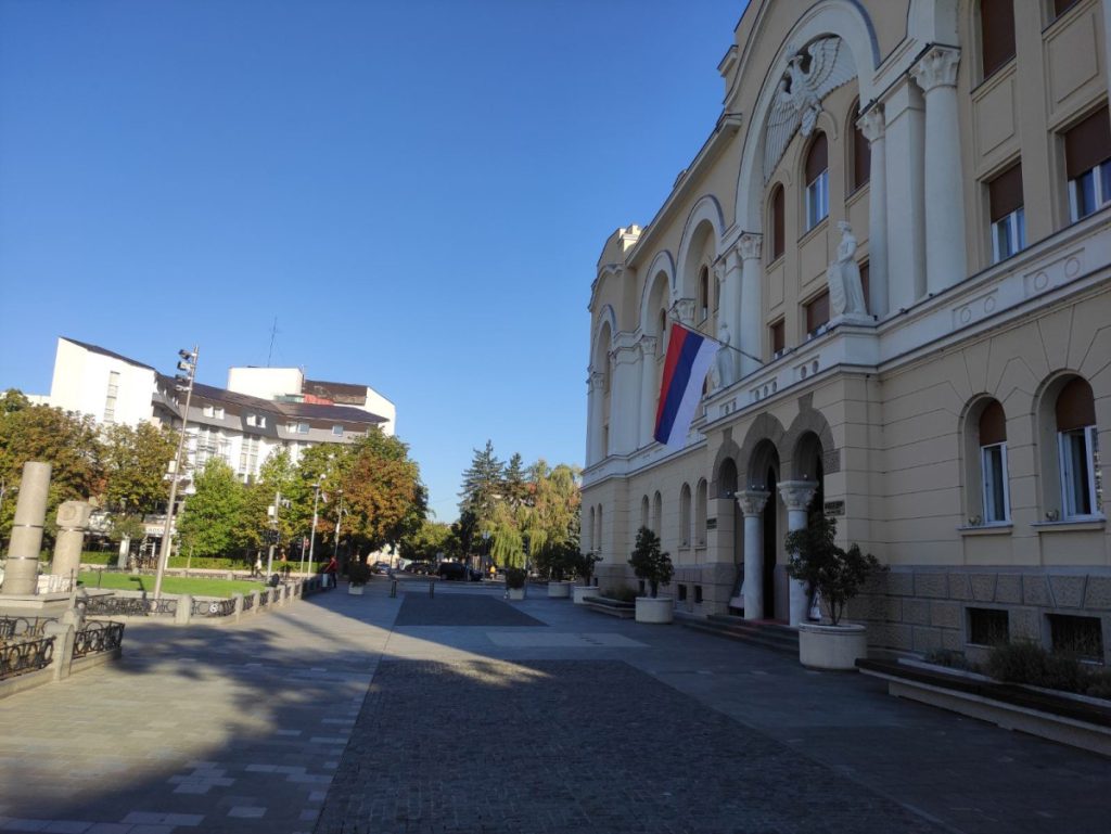 БАЊАЛУЧАНИ ИСТАКЛИ ТРОБОЈКЕ: Град у бојама застава Српске и Србије (ФОТО)