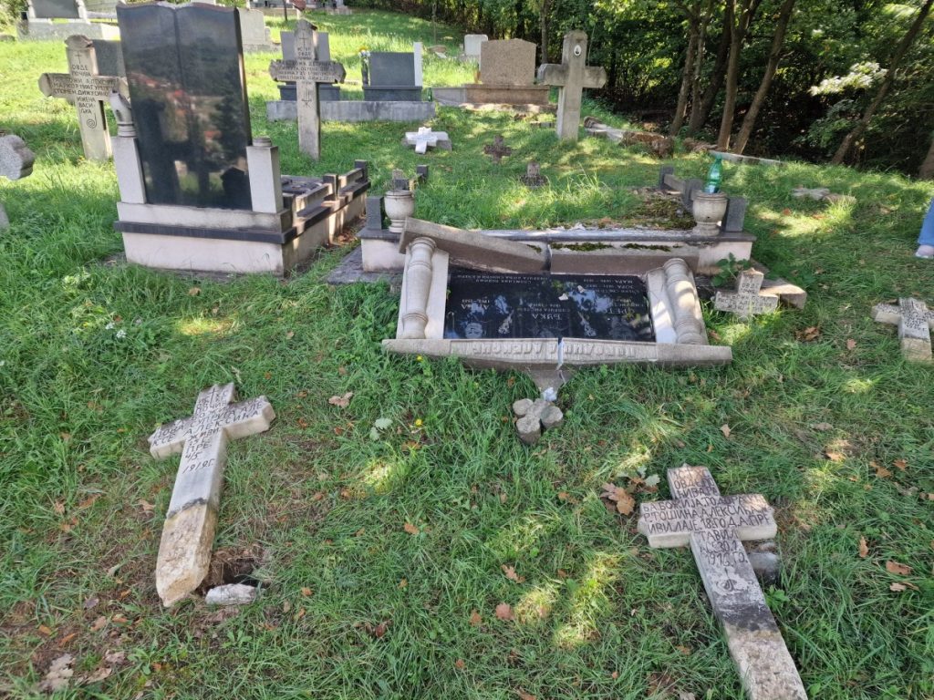 VANDALI POLOMILI 60 NADGROBNIH SPOMENIKA NA PRAVOSLAVNOM GROBLJU U ZENICI: Istraga slučaja i dalje stoji u mjestu