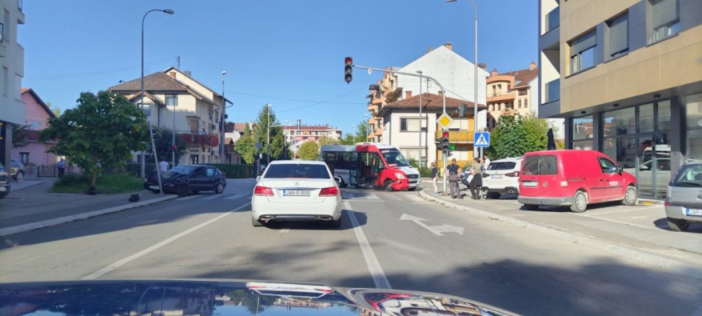 POVRIJEĐENE DVIJE OSOBE: Saobraćajna nesreća u Banjaluci
