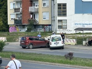 УДЕС У БАЊАЛУЦИ: Возач аутомобила се сударио са теретњаком (ФОТО)