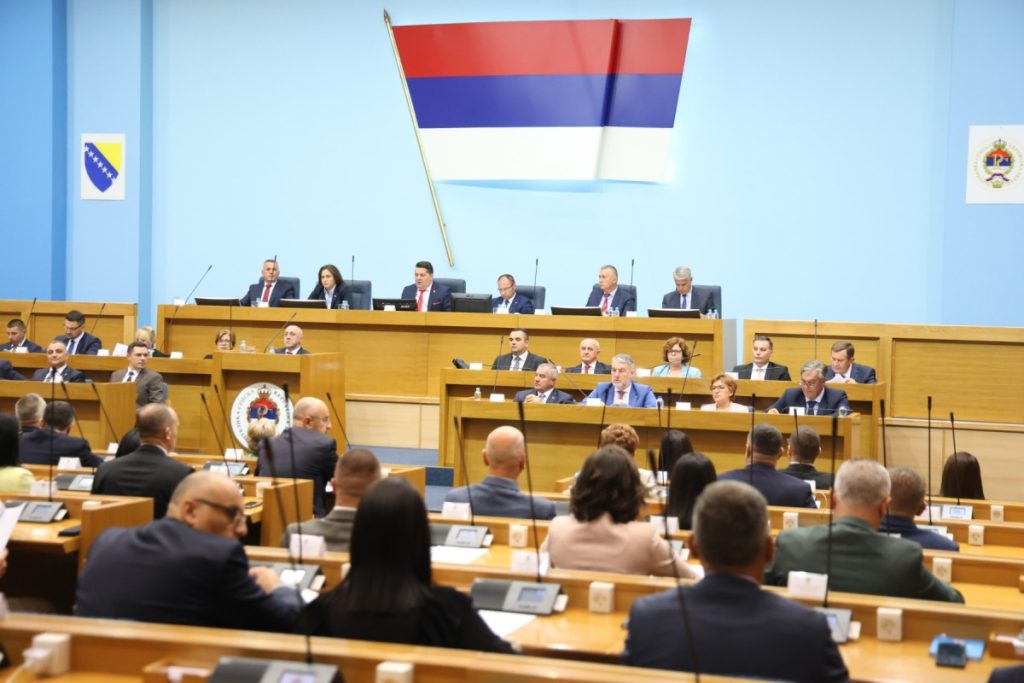 КО ЈЕ „ЛОНДОНСКИ ЂАК“, А КО „КУМ ПРВЕ ФАМИЛИЈЕ“: Опозиција осула дрвље и камење по новим министрима у Влади Српске