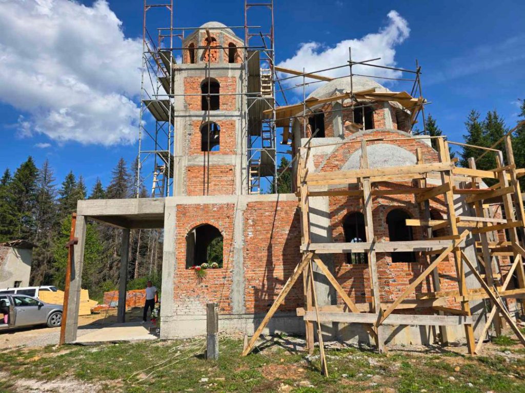 U SELU ZAVAIT SE PRVI PUT OGLASILO CRKVENO ZVONO: Izgradnja crkve Svete Nedjelje u Foči bliži se kraju