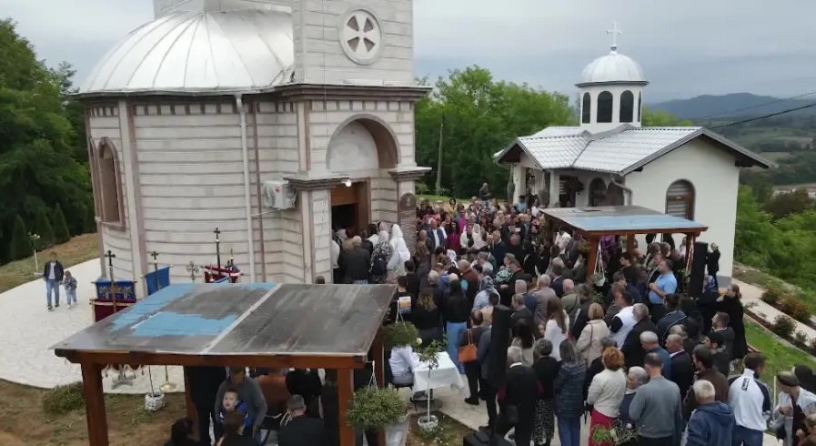 TESLIĆ U ZNAKU KRSTA: Pogledajte kako su pravoslavni vjernici obilježili Krstovdan (VIDEO)