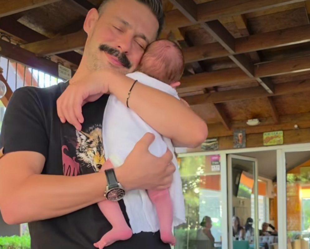 PRIZOR KOJI ĆE VAS RASTOPITI: Milan Vasić „zaplesao“ sa sinčićem u naručju (VIDEO)