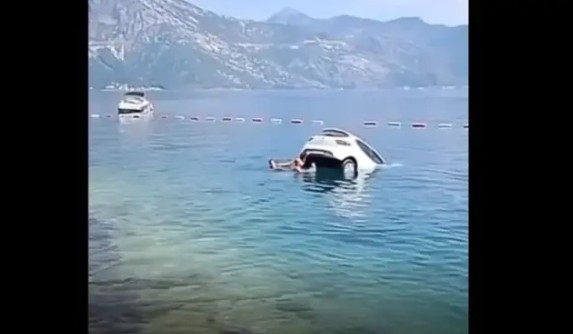 „НЕ СМИЈЕТЕ ТУ ПАРКИРАТИ“ Аутомобил завршио у мору, пролазници добацивали власницима (ВИДЕО)