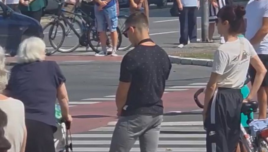 NASILJE NA ULICAMA NOVOG SADA: Blokaderi se iživljavaju nad bakom invalidom (VIDEO)