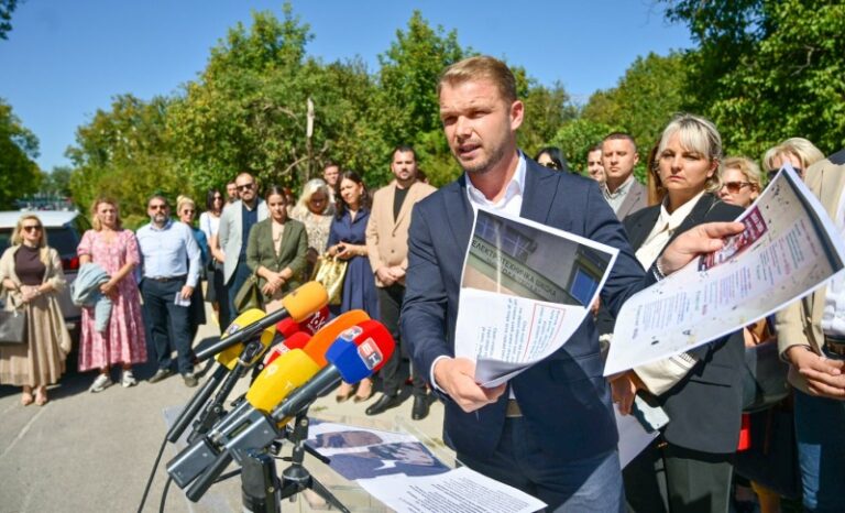 СПОРНИ ПЛАКАТИ НА ШКОЛАМА У БАЊАЛУЦИ: Станивуковић одржао ванредну прес конференцију, позива МУП да реагује (ФОТО)