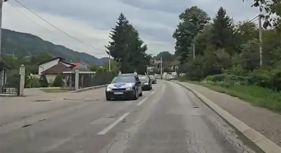 OKIĆENA KOLONA VOZILA: Uz ratne zastave slave protjerivanje i ubistva Srba (VIDEO)