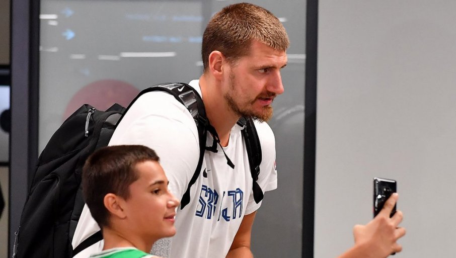 POSTOJI RAZLOG! Evo zbog čega se Nikola Jokić nikada ne slika sa navijačima van Amerike (FOTO)