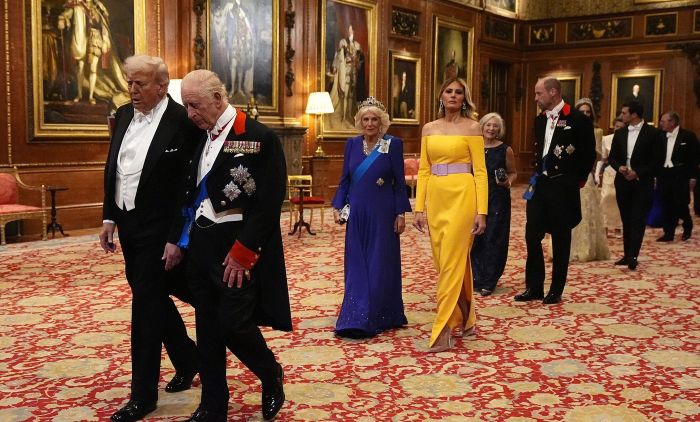 GOLA RAMENA I IZREZ DO KOLJENA: Da li je Melanija prekšila kraljevski protokol u Vindzorskom zamku?