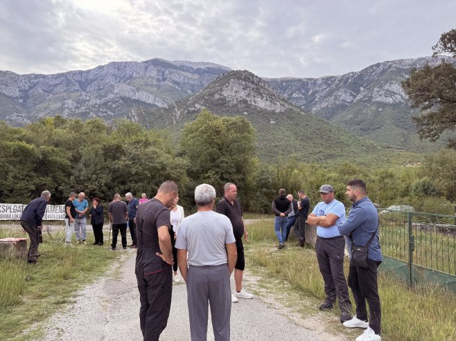PREKO ZEMLJE MJEŠTANA GRADE PUT ZA KAMENOLOM: Stanovnici mostarskog naselja tijelima brane zemlju
