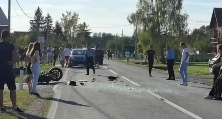 ТЕШКА САОБРАЋАЈНА НЕСРЕЋА КОД ДЕРВЕНТЕ: Младић преминуо од задобијених повреда