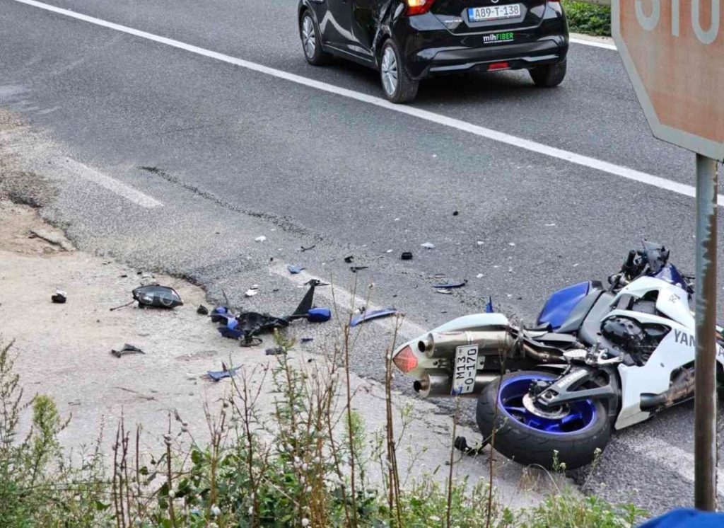 МОТОЦИКЛИСТА ПРЕВЕЗЕН У БОЛНИЦУ: Тешка саобраћајна несрећа код Коњица