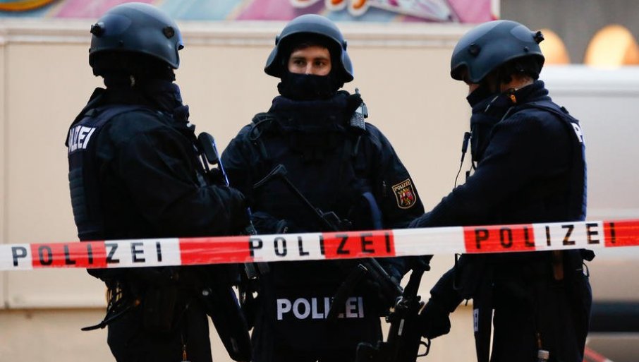 DRAMA U ŠKOLI U NJEMAČKOJ: Albanac sa KiM izbo profesora, policija opkolila komples i traga za osumnjičenim (FOTO)