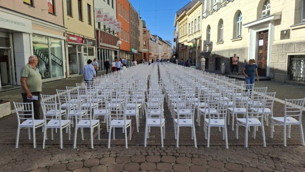 U GOSPODSKOJ ULICI 1.616 BIJELIH STOLICA: Simbolična postavka namijenjena nestalim Srbima u Odbrambeno-otadžbinskom ratu (FOTO/VIDEO)