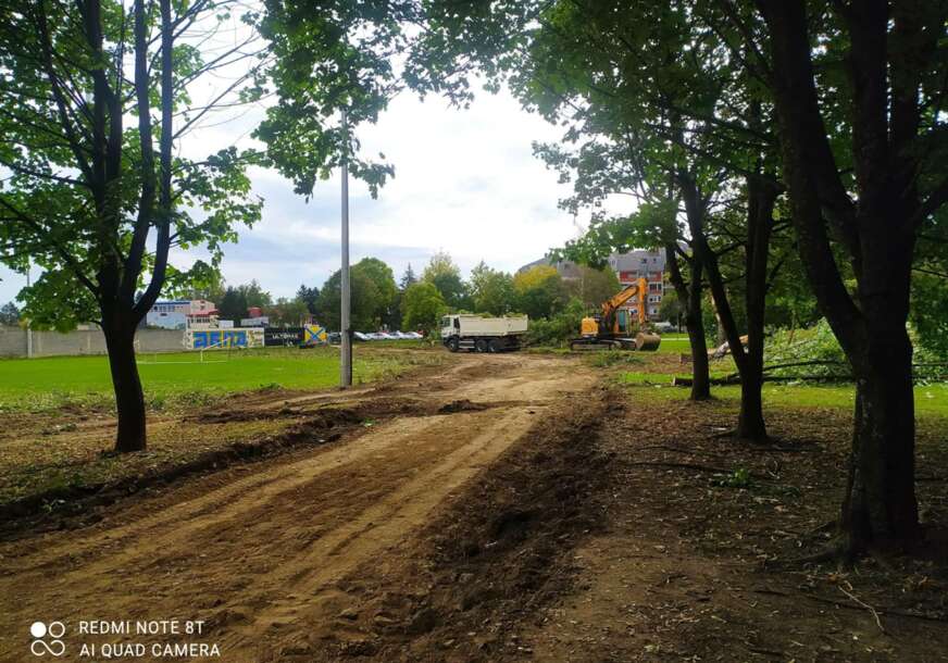 UNIŠTAVA SE ZELENILO U PRIJEDORU: U parku srušena skoro polovina drveća (FOTO)