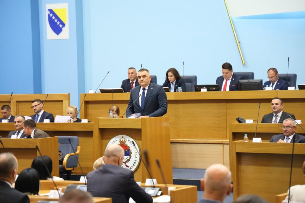 „ДОВЕДЕНИ СМО НА ИСТОРИЈСКУ ПРЕКРЕТНИЦУ“ Експозе Минића у Народној скупштини Српске