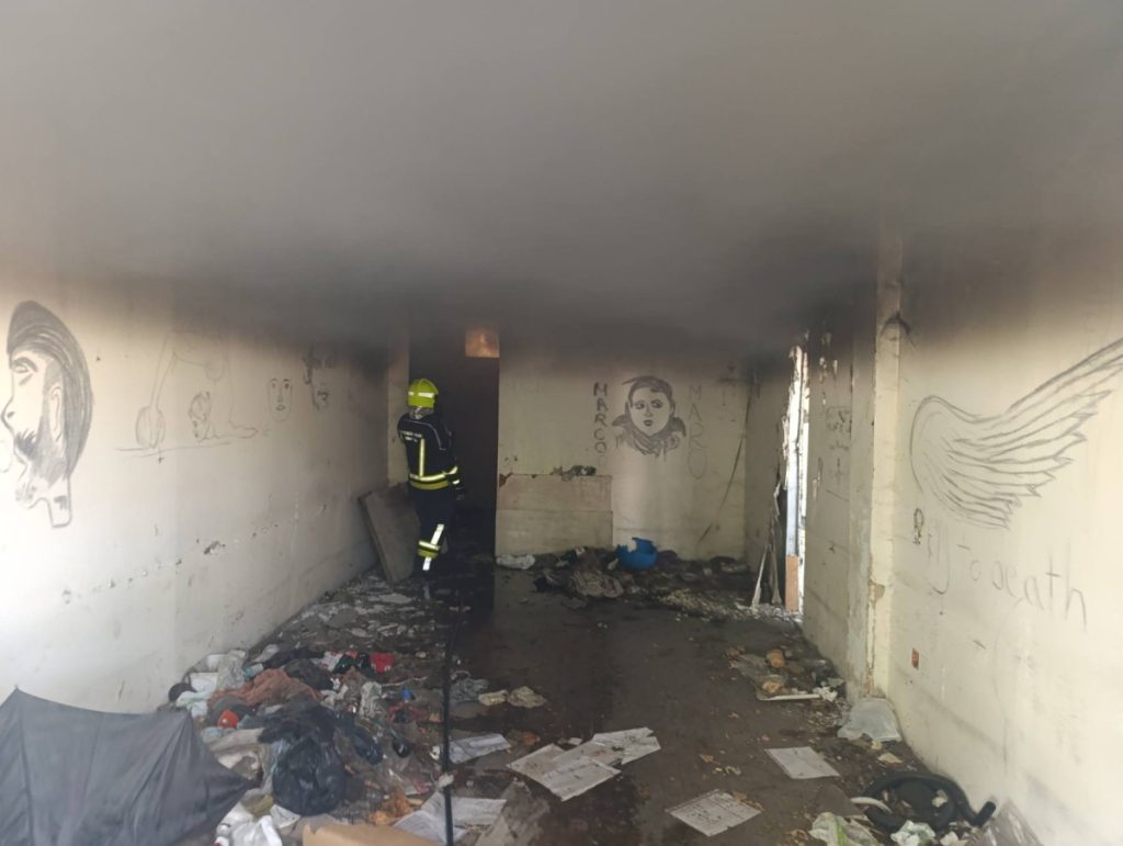 POŽAR U BANJALUCI: Opet gorjela stara zgrada Građevinske škole (FOTO)