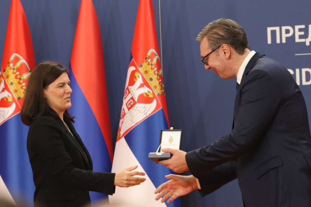 „VELIKA ČAST“: Tuleković u ime Donje Gradine primila priznanje od Vučića
