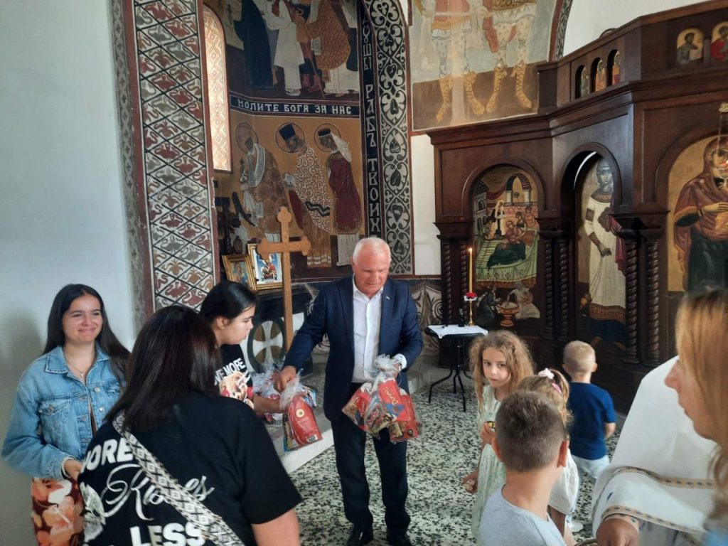 SLAVI SE MALA GOSPOJINA I U GLINI: Predsjednik Odbora za pomoć KiM Milorad Arlov podijelio 100 paketića djeci (FOTO)