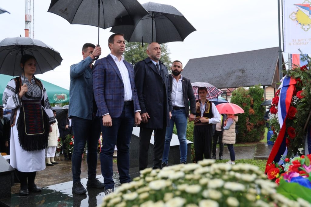 „NAŠA JE DUŽNOST DA SE SJEĆAMO BORACA“: Selak i Egić položili vijenac na spomen-ploču poginulim borcima VRS u Piskavici