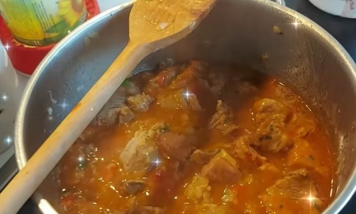 РЕЦЕПТ ЗА ЈУНЕЋИ ГУЛАШ: Можете да га севирате уз тјестенину или пире кромпир