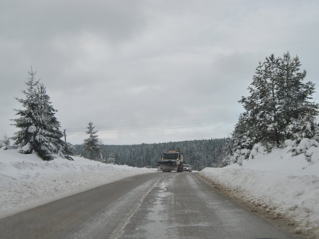 СТАЊЕ НА ПУТЕВИМА: Поледица у вишим предјелима, магла у котлинама и преко превоја