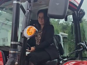 STIGAO TRAKTOR OD 30.000 KM U KOMUNALNO PREDUZEĆE U JEZERU: Načelnica ga provozala u štiklama (VIDEO)