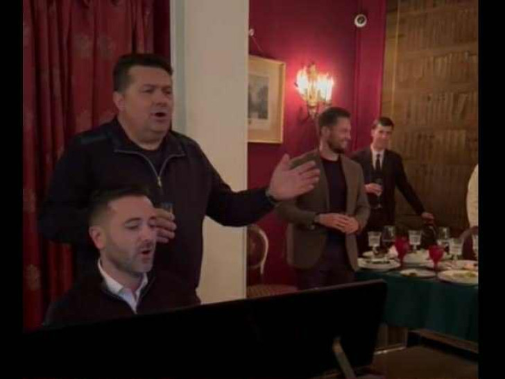 „ZNAŠ LI ODAKLE SI SINE“: Stevandić zapjevao u Rusiji (VIDEO)