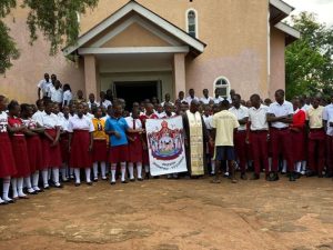 CRKVA IZ MODRIČE POMAŽE AFRIČKOJ ZEMLJI: Obezbjedili stipendije za djecu  (FOTO/VIDEO)