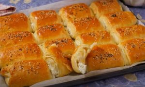 RECEPT ZA NAJBOLJE ROLNICE SA SIROM: Pune preukusnog nadeva, meke kao duša