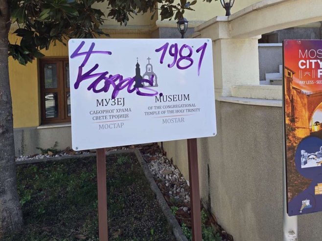 SRAMOTNI NATPISI U MOSTARU: Grafiti na tabli ispred Vladičanskog dvora gdje su smještene srpske institucije