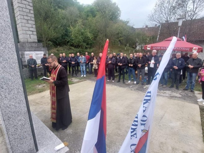 MUSLIMANSKE HORDE POBILE MJEŠTANE: Parastosom za 49 stradalih obilježen masakr nad srpskim vojnicima i civilima (FOTO)