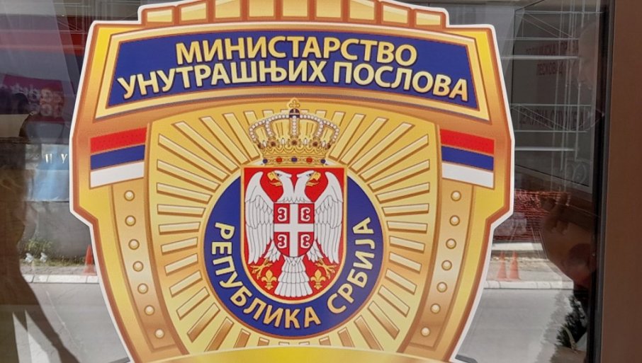 DOJAVE O BOMBAMA U VIŠE ŠKOLA U SRBIJI: Policija na terenu