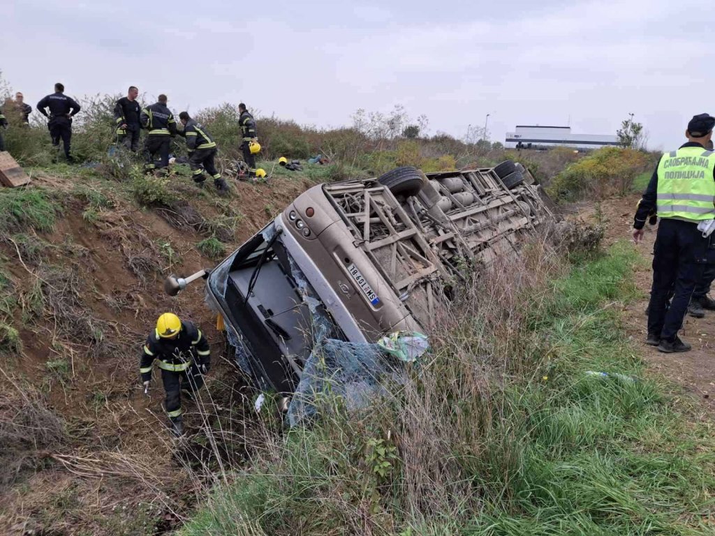 JEZIVA NESREĆA U SRBIJI: Prevrnuo se autobus pun putnika, ima poginulih i povrijeđenih (FOTO)