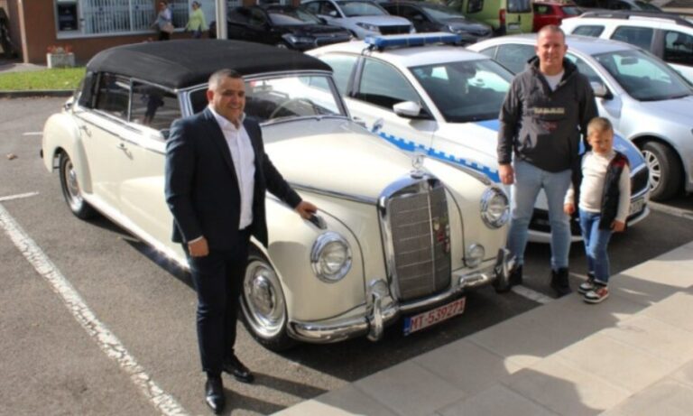 JEDAN OD NAJRIJEĐIH OLDTAJMERA: Automobil prvog njemačkog kancelara stigao u Laktaše (FOTO)